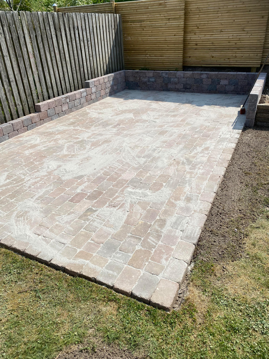 Lille terrasse i solhjørne udført i herregårdssten i Birkerød af Haarkjær Byg